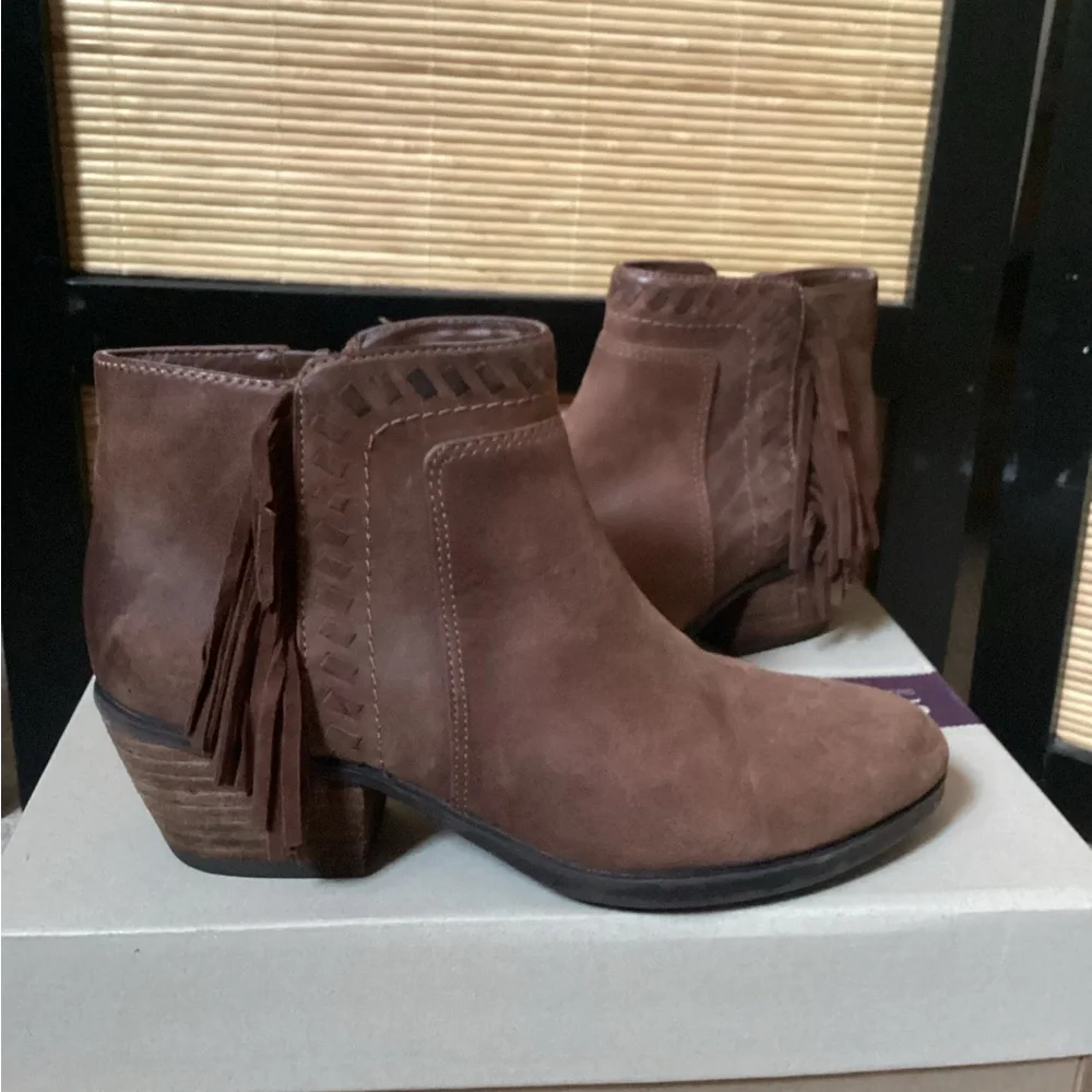 ♦️ CLARKS Artisan Leather Ankle Boots Sz 6 EUC fringe western bootie brown